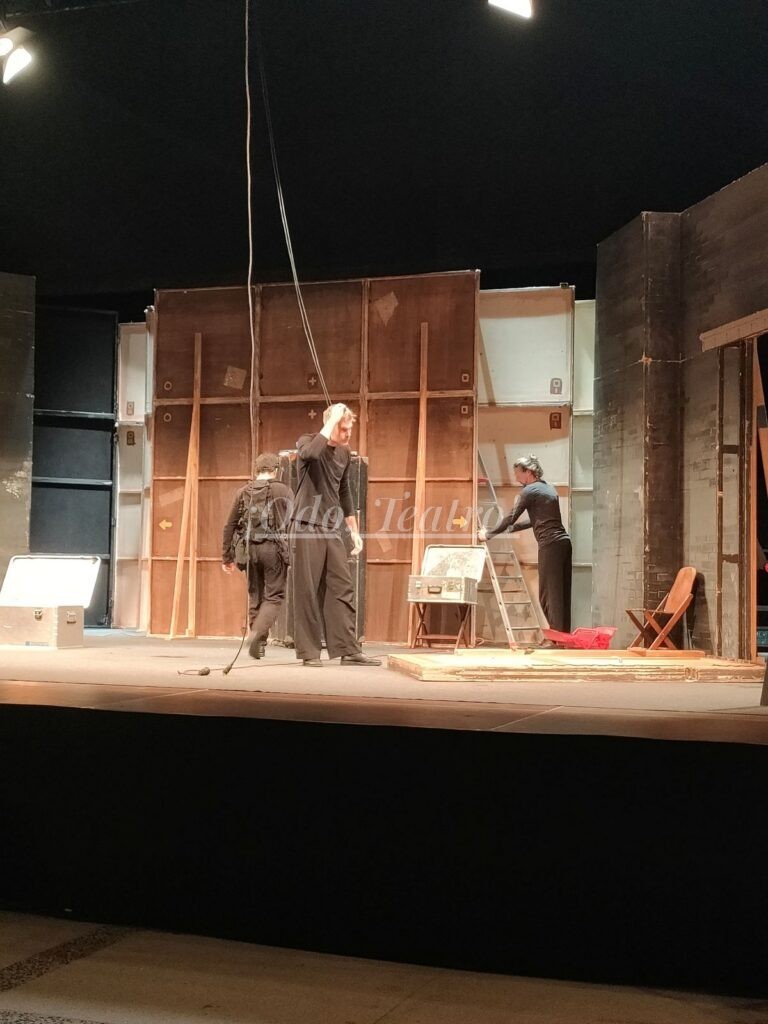 Montaje de las bambalinas/escenario
